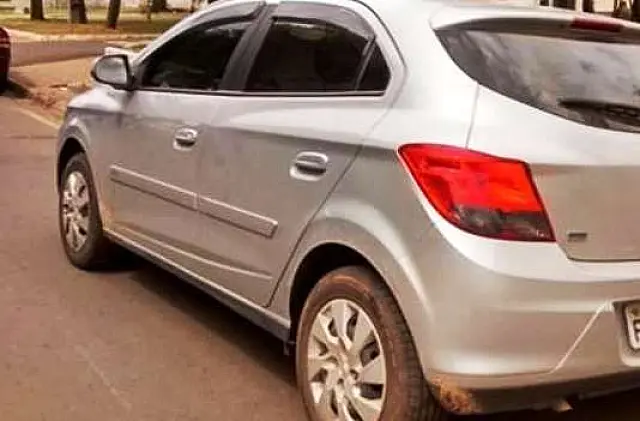 PRF prende homens que viajavam em veículo furtado em SP