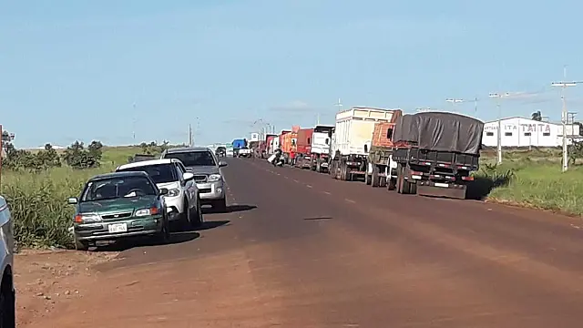 Na fronteira com Pedro Juan, caminhoneiros bloqueiam rodovia