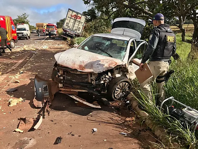 Grave acidente envolvendo três veículos deixa cinco vítimas na BR-267