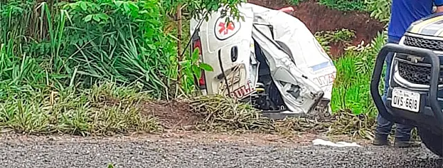 Ambulância com dois pacientes e equipe médica capota na BR-262