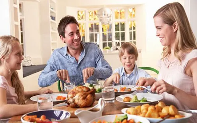 Refeição em família melhora a alimentação da criança
