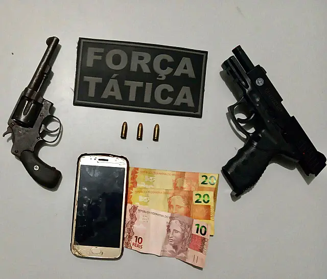 PM prende ladrões armados e recupera celular roubado