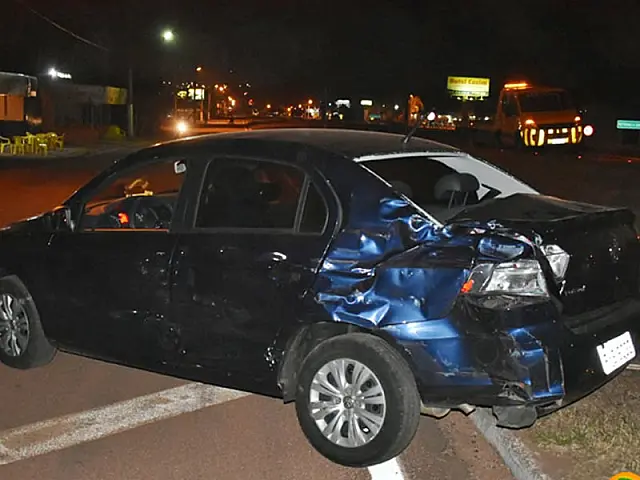 Carro de família de Aquidauana sofre colisão com carreta na BR-163