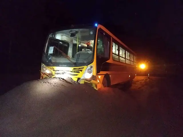 Crianças ficam feridas após ônibus escolar bater em amontoado de minério