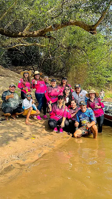 Amigas navegam pelo Rio Miranda sem medo em busca de aventuras