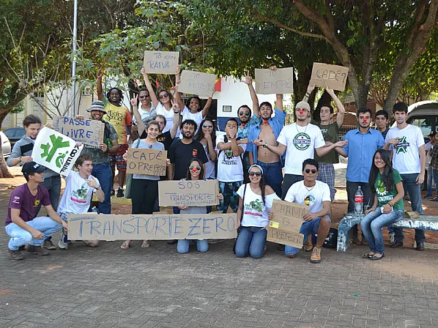 Acadêmicos da UEMS protestam por repasse para o transporte universitário