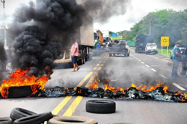 Manifestantes interditam e colocam fogo em pneus no trevo de Anastácio na BR-262