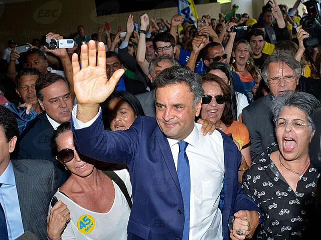 Aécio Neves promete oposição dura e cobra eficiência do governo