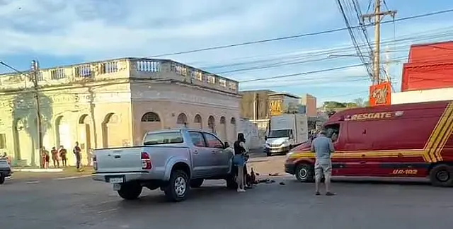 Mãe e filha em moto ficam feridas após colisão com camionete em Corumbá