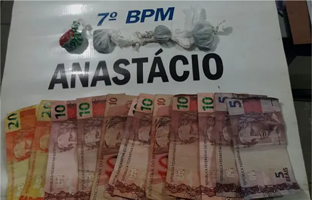 Após monitoramento, PM estoura boca de fumo e prende 4 em Anastácio