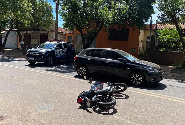 Acidente entre carro e moto deixa motociclista ferido na Bichara Salamene