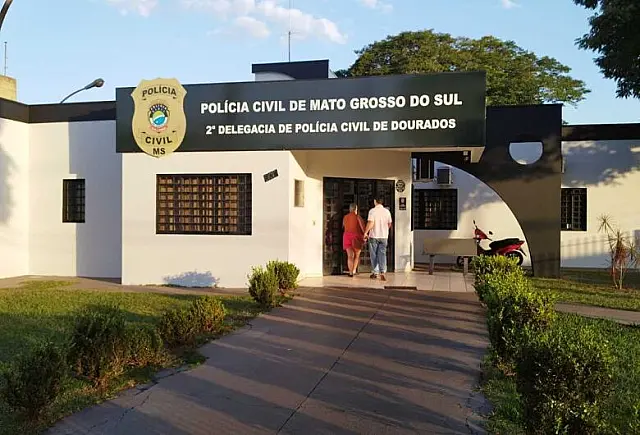 Polícia prende madrasta de criança de 7 anos que morreu após traumatismo craniano