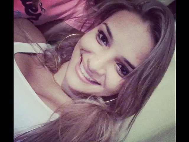 Estudante de 19 anos morre após bater moto em carro parado