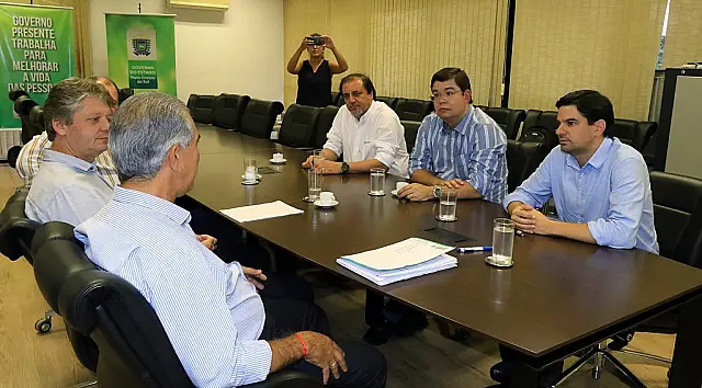 Governador recebe projeto de universalização da energia no Pantanal