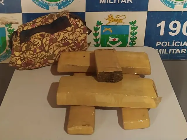 Polícia prende jovem que carregava drogas em um táxi