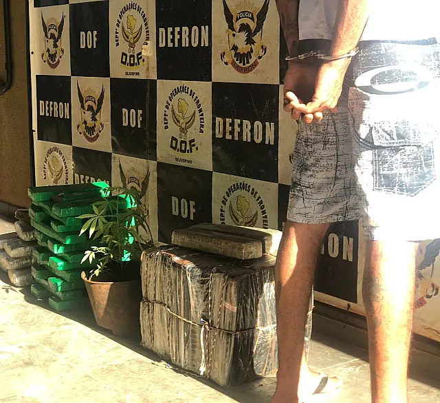 Traficante é preso com arma e cultivando maconha