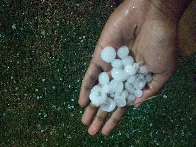 Gelo cai do céu e assusta moradores de Anastácio
