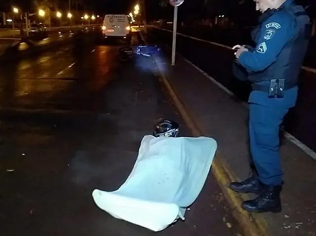 Motociclista morre ao perder controle da direção e colidir em poste