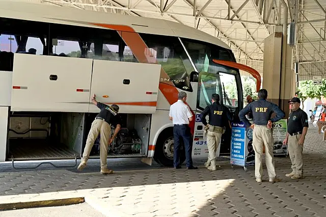 Agems e PRF orientam mais de 400 passageiros de ônibus na operação