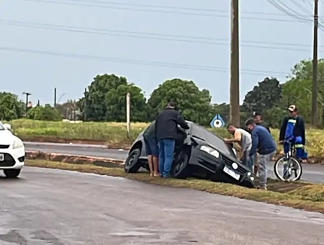 Carro vai parar em valeta durante manhã chuvosa em Anastácio
