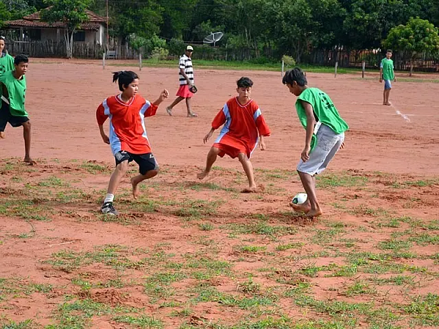 Sonho de projeto vira realidade e campinho lota para jogo com mais de 40 crianças