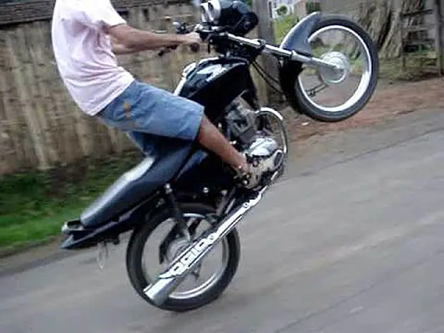 Jovem empina moto na frente de viatura policial e se dá mal
