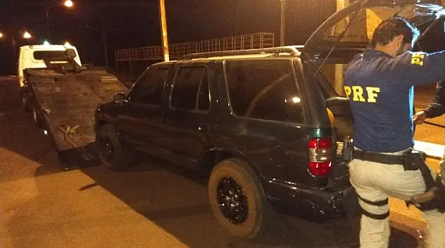 PRF apreende maconha em veículo transportado por guincho