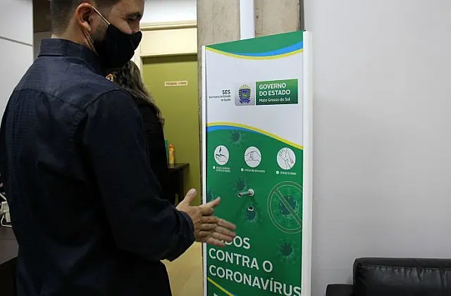 Lei obriga álcool gel em centros comerciais, rodoviárias e locais públicos