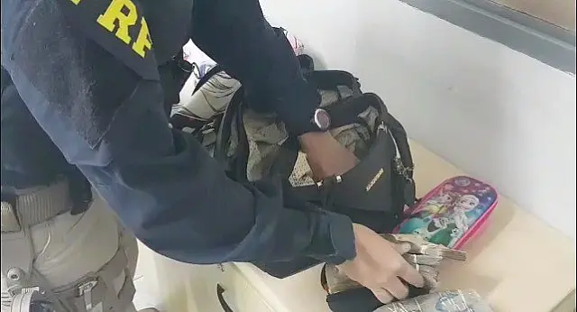 Mulher é flagrada com R$ 81 mil não sem origem declarada na BR-262