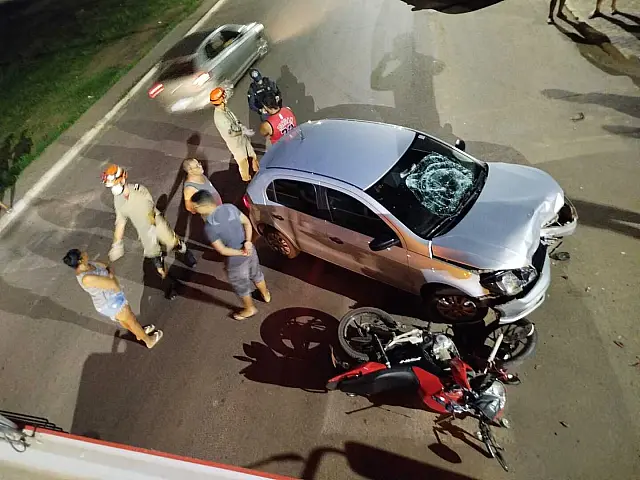 Colisão entre carro e motocicleta deixa três feridos em Corumbá