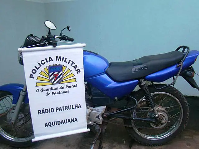 PM prende homem armado e apreende moto com placa adulterada