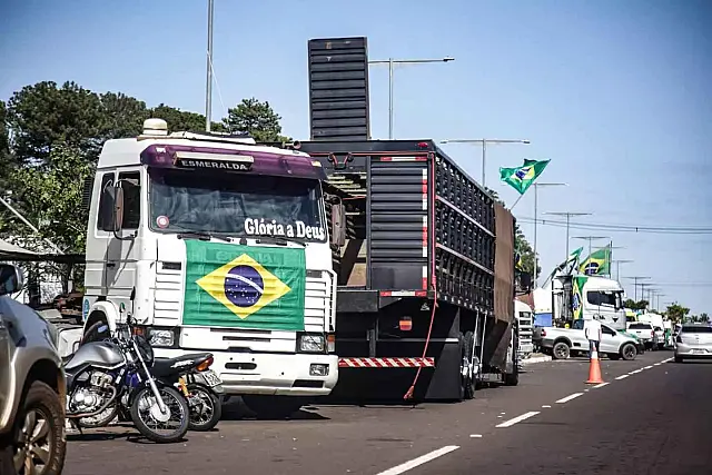 Manifestação em frente ao CMO chega ao 7° dia com pista interditada em Campo Grande