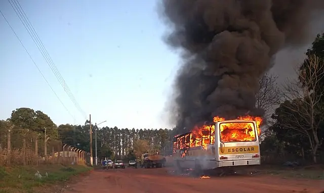 Ônibus escolar é destruído por incêndio pouco antes de transportar alunos em MS