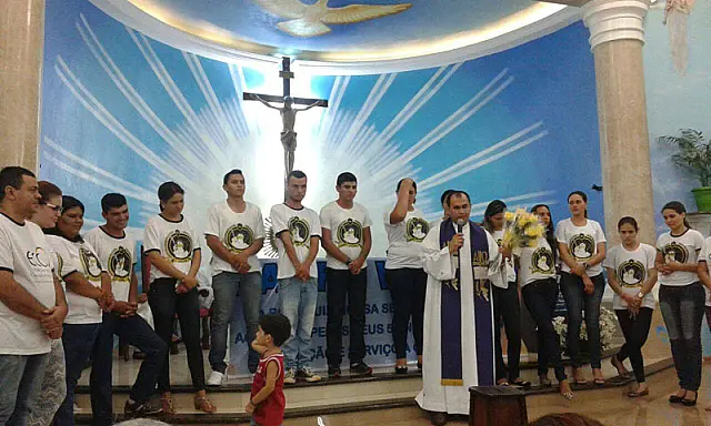 Fiéis homenageiam padre Willian Escobar