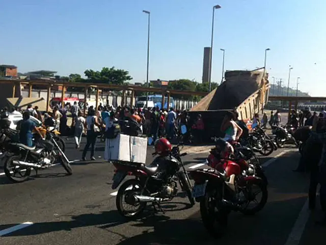 Passarela desaba e mata quatro pessoas na Linha Amarela