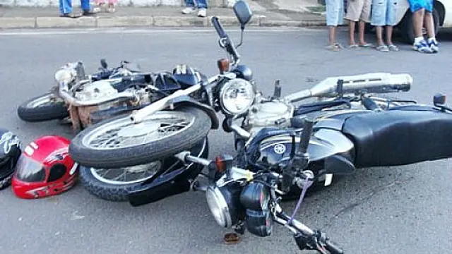 Acidente entre duas motos deixa jovem ferida na rua do túnel, em Anastácio