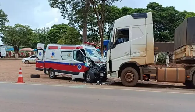 Paciente que era transportada em ambulância morre em acidente na BR-163