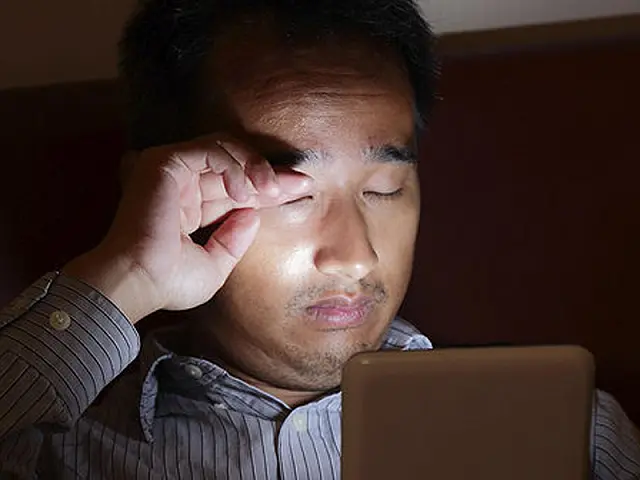 Ir para cama com celular ou tablet pode tirar o sono