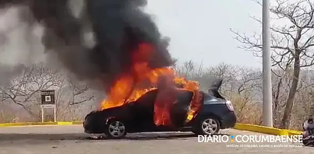 Carro com placas da Bolívia pega fogo e fica destruído em Corumbá