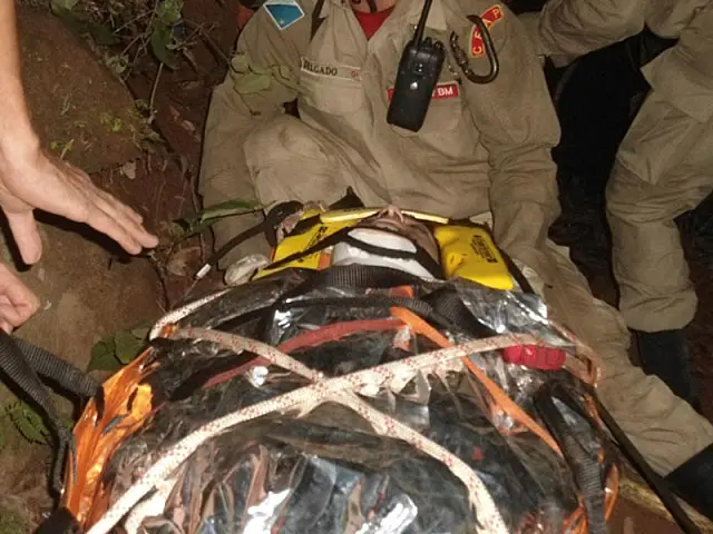 Jovem de 21 anos fica ferido ao cair em pedra na Cachoeira do Morcego