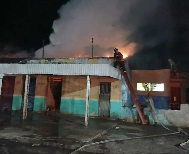 Comércio de frutas pega fogo e fica destruído em Corumbá