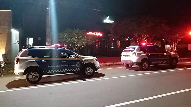 Guarda flagra festa clandestina em bar do centro de Campo Grande com cerca de 100 pessoas