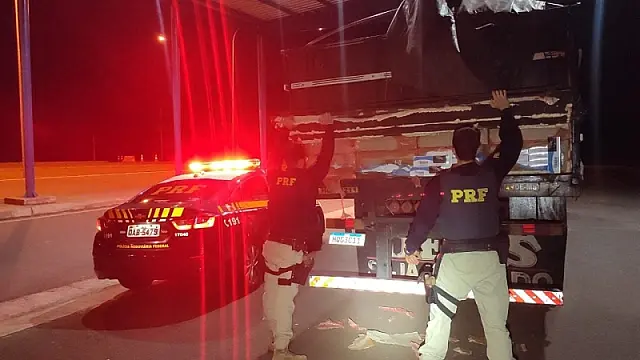 Motorista foge a pé, mas PRF apreende R$ 875 mil em cigarros contrabandeados