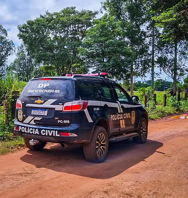 Mulher apanha do marido e o queima com água quente para se defender