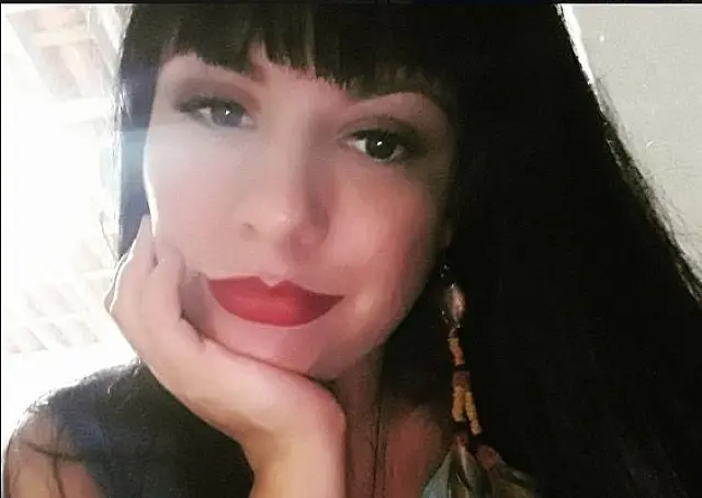 Jovem é morta pelo ex-marido com tiro no rosto; autor está foragido