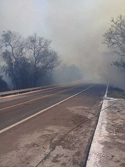 Bombeiros trabalham há mais de 72 horas para conter fogo na BR-262