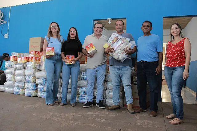 Servidores do setor de obras de Anastácio recebem cestas básicas e panetones