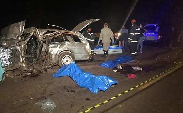 Oito pessoas morrem em colisão entre carro e carreta na BR-267