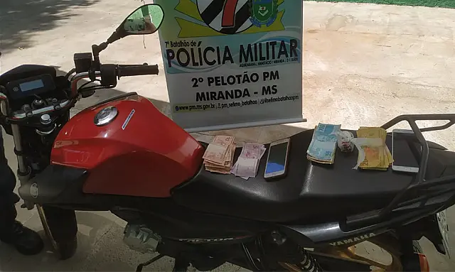 Jovem é preso e adolescente é apreendido com droga e dinheiro em Miranda