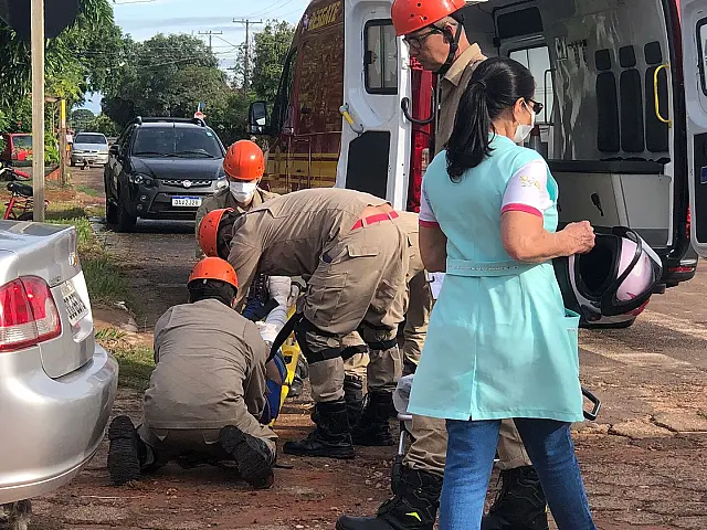 Motociclista é socorrida após acidente em Anastácio